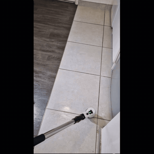 Schluss mit schwarzen Fugen. Ohne Knien. Ohne Schrubben.